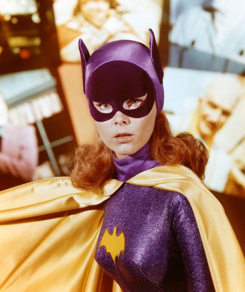 Herečka Yvonne Craig v roli Batgirl v kultovním seriálu Batman.