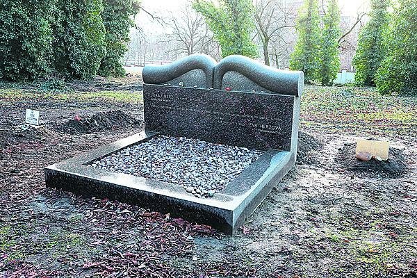 Honosný hrob Juraje Herze a jeho první ženy Evy.