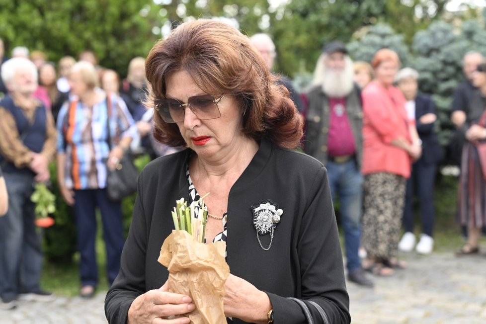 Pohřeb Yvonne Přenosilové - Saskia Burešová