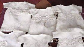 Z jedněch svatebních šatů bylo ušito sedmero šatiček na pohřby novorozenců.