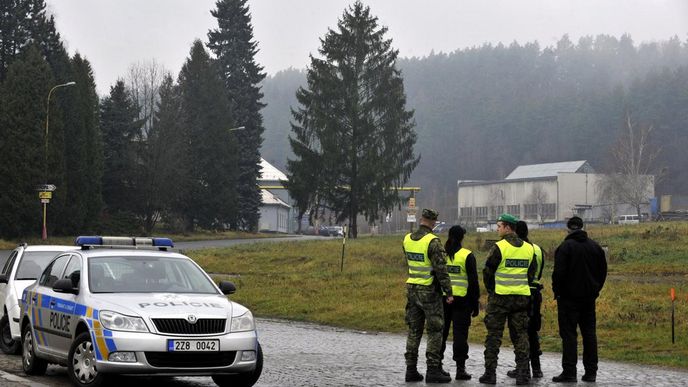 Z areálu vybuchlého muničního skladu ve Vrběticích, části obce Vlachovice na Zlínsku, se ozývaly další neřízené exploze.