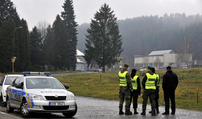 Z areálu vybuchlého muničního skladu ve Vrběticích, části obce Vlachovice na Zlínsku, se ozývaly další neřízené exploze.