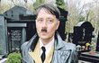 Jako vůdce se po hřbitově procházel herec Pavel Kříž. Jeho podoba s válečným zločincem Adolfem Hitlerem je evidentní.