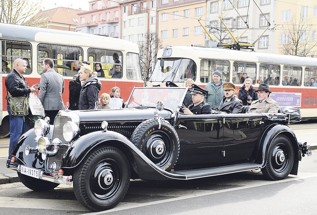 Černý mercedes a hlavně jeho posádka způsobily cestujícím v tramvaji asi pořádný šok. Hlavně když na zadním sedadle trůnil sám veliký führer se svoji pověstnou muškou pod nosem.