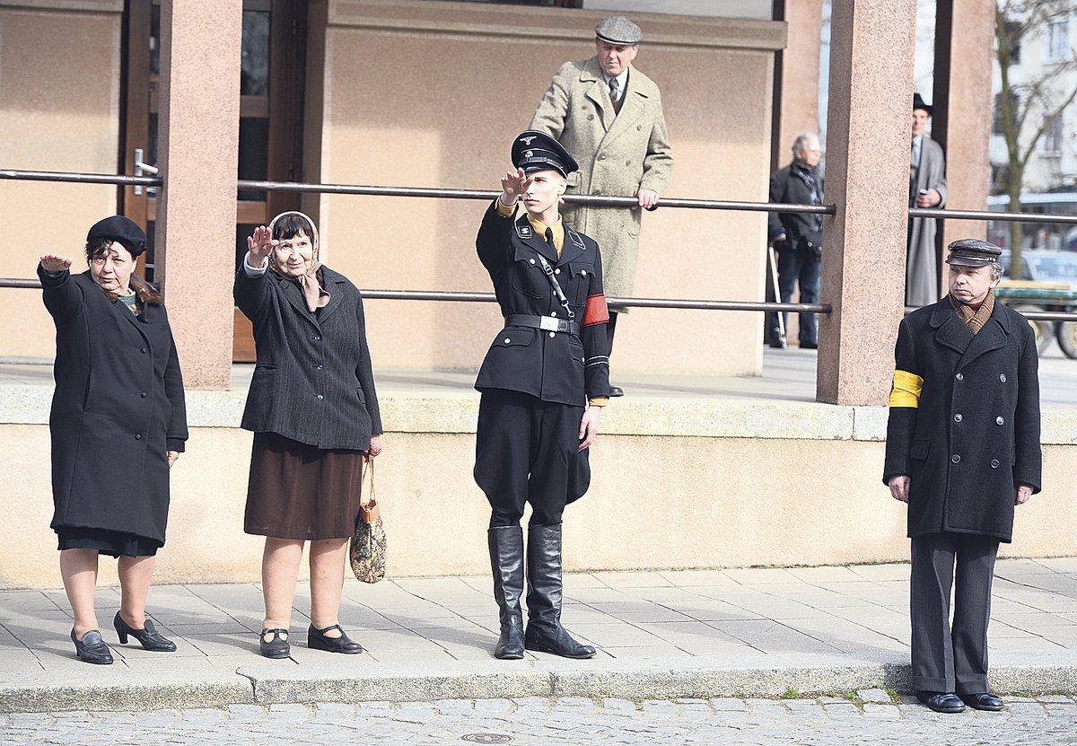 Také hajlující postavy u brány hřbitova navozovaly časy černého období našich dějin.