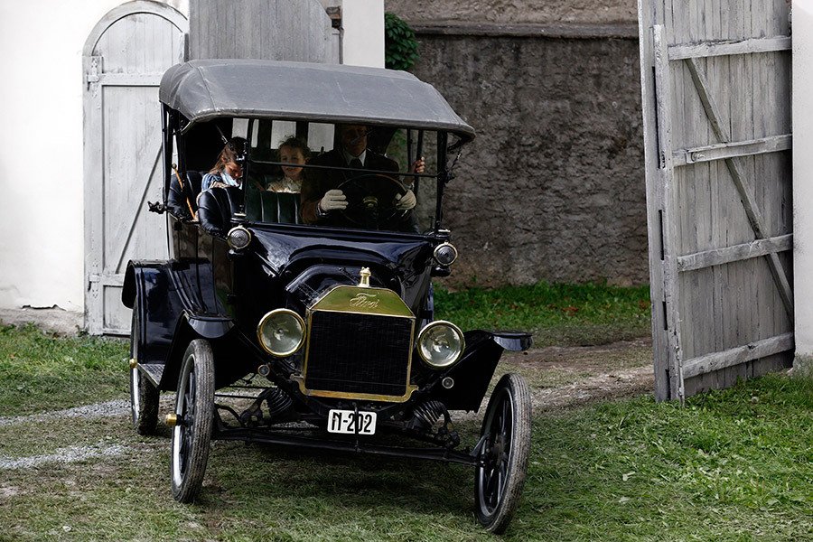 Auto právníka Benoniho (P. Kříž) bylo opatřeno stejnou poznávací značkou, jakou měl prvorepublikový advokát z Vinohrad.