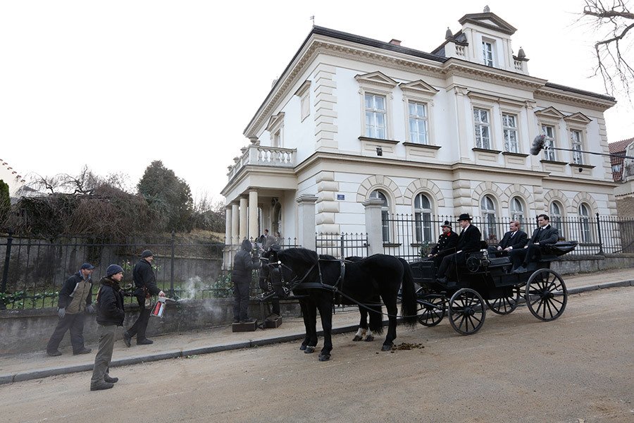 Při každém natáčení před vilou Valentových musel štáb vysypat pískem asfaltovou komunikaci. A pak ho zase odstraňovat!