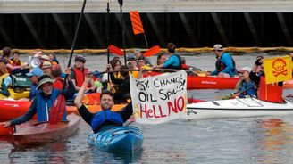 Aktivisté Greenpeace zablokovali loď firmy Shell na cestě za arktickou ropou