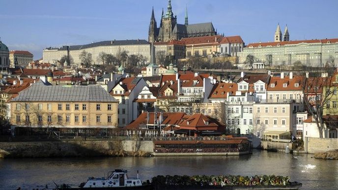 Z Prahy vyplula 31. prosince za slunečného počasí a velkého zájmu veřejnosti na třídenní plavbu po Vltavě a Labi loď s květinovými dary, které lidé přinesli k rakvi prezidenta Václava Havla.