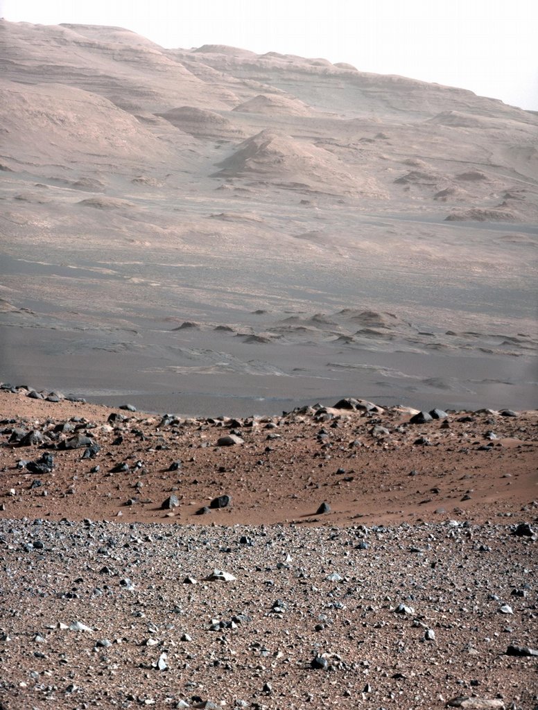 Z předcházejících snímků pořízených z oběžné dráhy kolem rudé planety se zdá, že vrstvy tvoří jíly a další minerály, které se tvoří za přítomnosti vody. Zatímco předcházející mise objevily přesvědčivé důkazy, že na Marsu proudila v minulosti voda ve velkém množství, Curiosity má hledat organické materiály a další látky nezbytné pro vývoj buněčného života. (Foto ČTK)