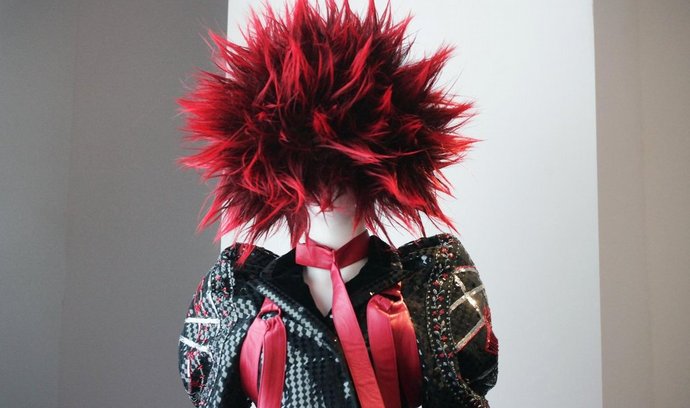 Z výstavy v newyorském Metropolitním muzeu Punk: Chaos to Couture
