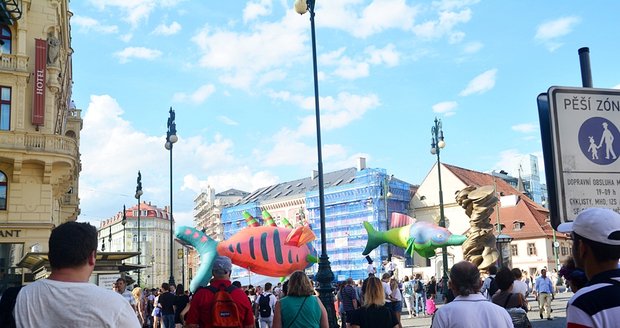 Průvod zahájil devátý ročník pouličního festivalu Za dveřmi.