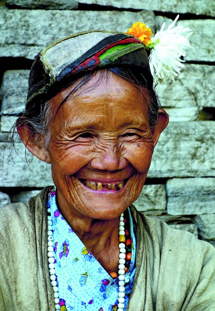 Tibetská žena. Tibeťané sem ve velkém začali přicházet po roce 1959.