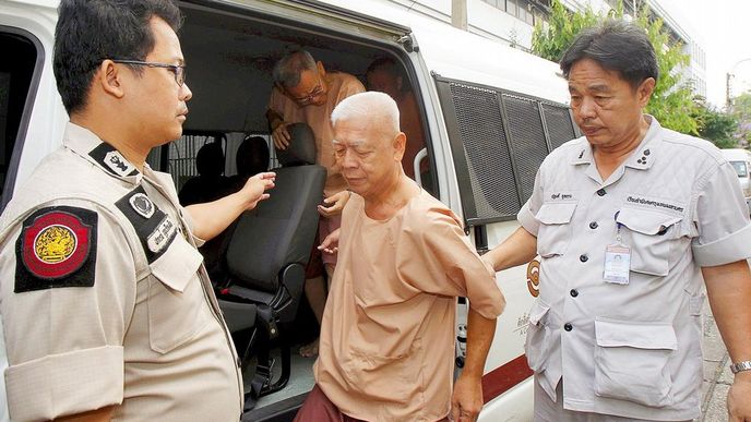 Za graffiti do vězení. K půldruhému roku vězení odsoudil v pátek vojenský soud v Bangkoku sedmašesesátiletého Opas Charnsuksaie za to, že tvořil graffiti urážející thajskou korunu