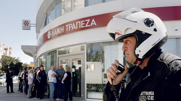 Za mimořádných bezpečnostních opatření se včera po téměř dvou týdnech otevřely kyperské banky
