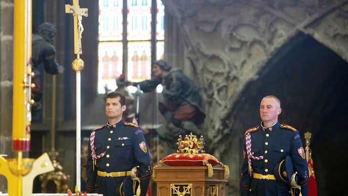 Za účasti prezidenta Miloše Zemana sloužil kardinál Dominik Duka v katedrále svatého Víta mši k 700. výročí narození Karla IV. V průběhu obřadu byla výjimečně vystavena Svatováclavská koruna.