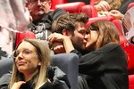 Herec Marek Němec vášnivě líbal svou přítelkyni na premiéře filmu Za vším hledej ženu.