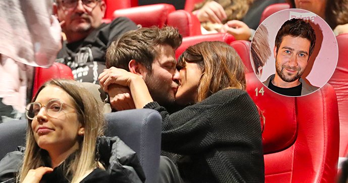 Herec Marek Němec vášnivě líbal svou přítelkyni na premiéře filmu Za vším hledej ženu.