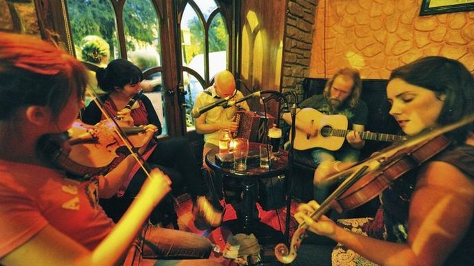 Zábava po irsku. Živá hudba patří k irským pubům
stejně neodmyslitelně jako pivo Guinness a přátelská atmosféra.