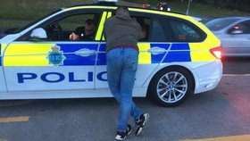 Policie v Liverpoolu zabavila muži auto, protože bylo jeho matky a zelená karta byla také na její jméno.