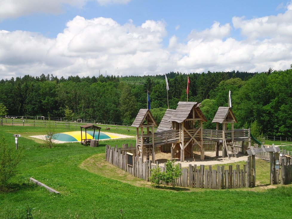 Farma-park Blaník: Středověký dřevěný hrad i velká trampolína jsou u dětí velmi oblíbené.