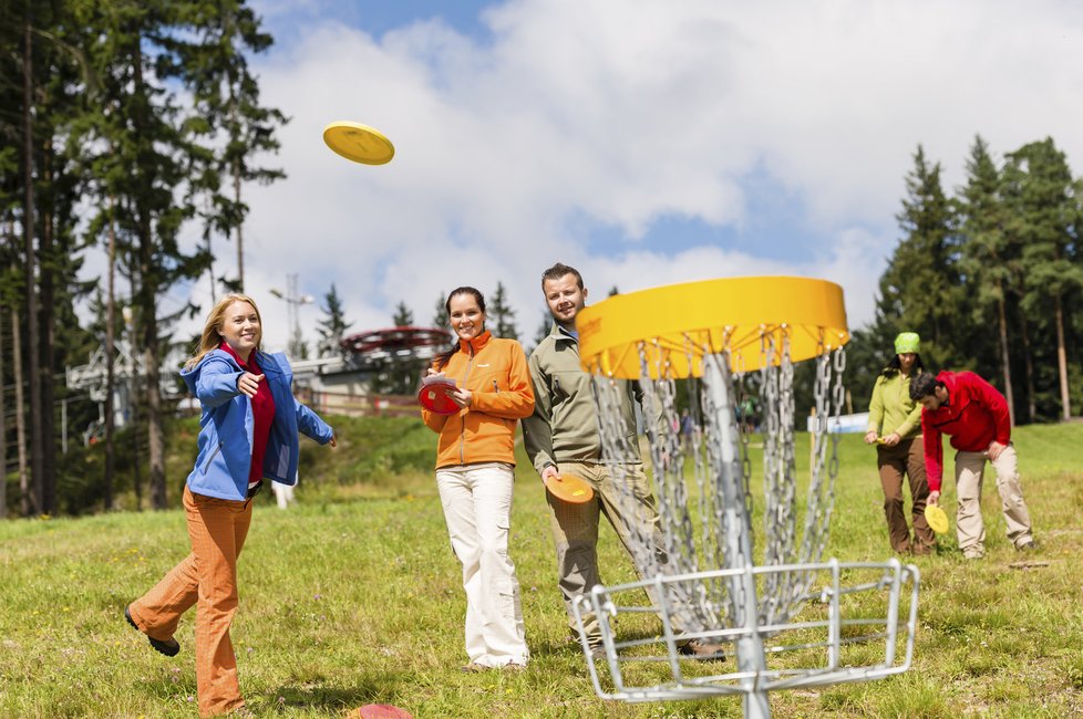 Lipno: Vyzkoušet můžete i hru zvanou frisbee, ovšem trefit se musíte do košů.