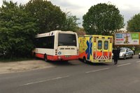 Autobus narazil v Záběhlicích do stromu: Kvůli kolapsu řidiče?