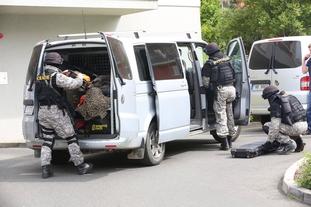 Zásah policie i speciální jednotky v pražských Záběhlicích. Na místě už ale našli jen rozstřílenou mrtvolu.