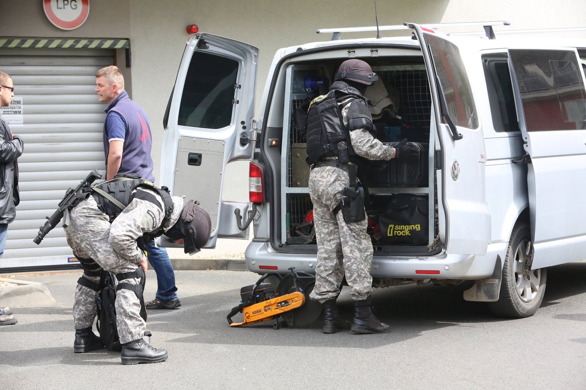 Zásah policie i speciální jednotky v pražských Záběhlicích. Na místě už ale našli jen rozstřílenou mrtvolu.