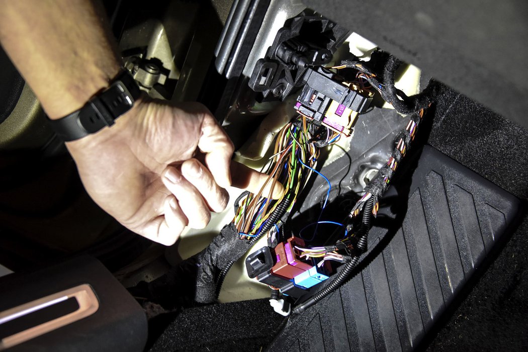 Napájecí ani jiné kabely se nepřerušují, ale pouze se připojí kabeláž igly. Technik tudíž v autě nečiní žádný nevratný zásah.