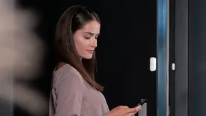 Odjíždíte na dovolenou? Jak snadno a bez složité instalace zabezpečit dům, abyste měli u moře klid