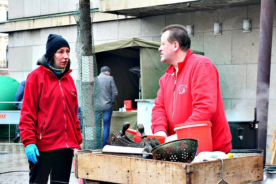 Sobotní hodování v Praze 7. Takhle vypadala zabíjačka na Letné.