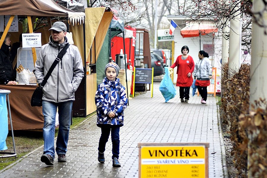 Sobotní hodování v Praze 7. Takhle vypadala zabíjačka na Letné.