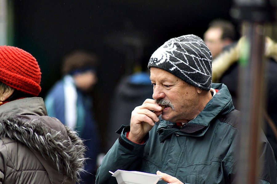 Sobotní hodování v Praze 7. Takhle vypadala zabíjačka na Letné.