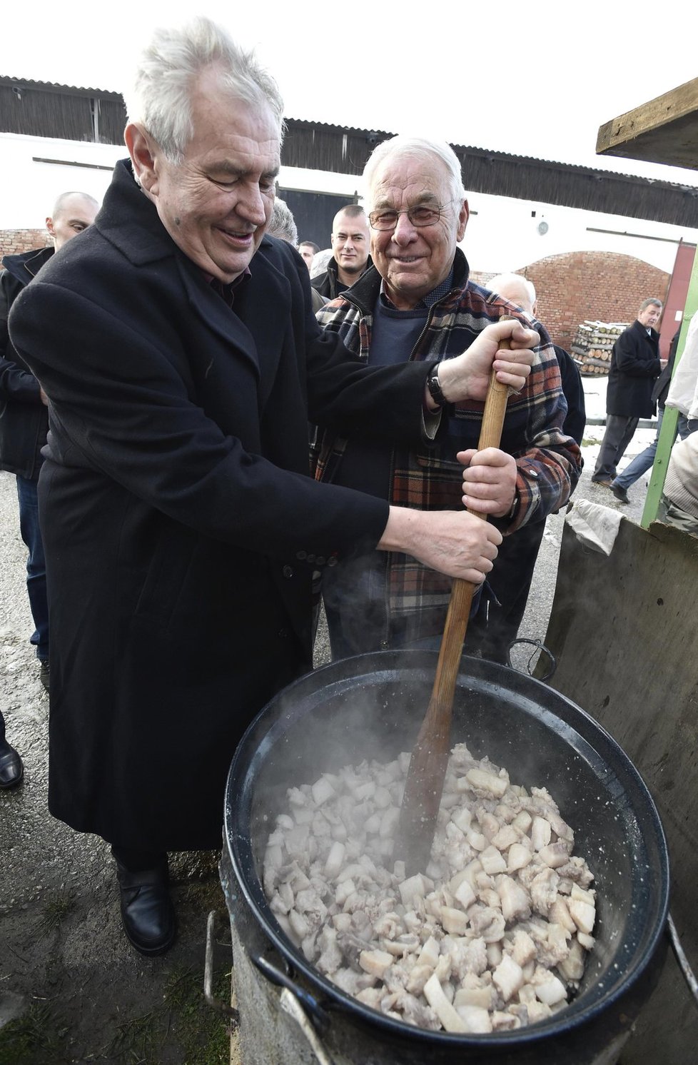 Prezident Miloš Zeman na zabijačce s bývalými členy své vlády na statku exministra zemědělství Jana Fencla