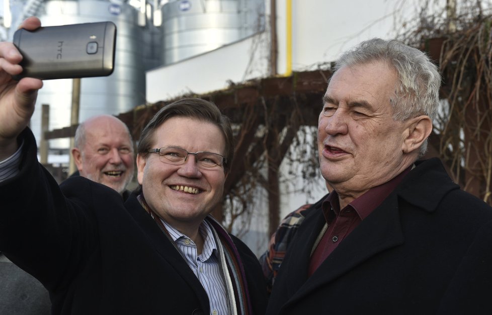 Nebyl by to Zdeněk Škromach, aby si s prezidentem nepořídil aspoň jedno nové selfie