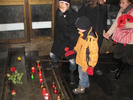 Po hasiči Davidu Kožuškém zůstala vdova a tři sirotci, kteří si jeho smrt každoročně připomínají.