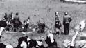 Zabíjením Němců si mnozí léčili nečisté svědomí – dole amatérské záběry Jiřího Chmelíčka z poprav českých Němců v květnu 1945 v Praze na Bořislavce