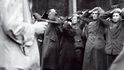 Zabíjením Němců si mnozí léčili nečisté svědomí – dole amatérské záběry Jiřího Chmelíčka z poprav českých Němců v květnu 1945 v Praze na Bořislavce