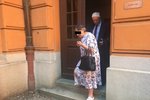 Hana D. (67) opouští v doprovodu svého právního zástupce jednací síň. Krajský soud v Brně ji poslal na pět let do věznice s ostrahou. Seniorka se odmítla k výši trestu vyjádřit.