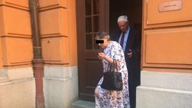Hana D. (67) opouští v doprovodu svého právního zástupce jednací síň. Krajský soud v Brně ji poslal na pět let do věznice s ostrahou. Seniorka se odmítla k výši trestu vyjádřit.