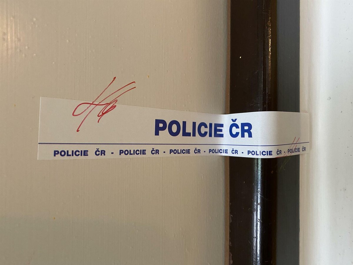 Policejní pásky na dveřích bytu, za kterými měla matka pobodat dvě ze svých tří dětí.