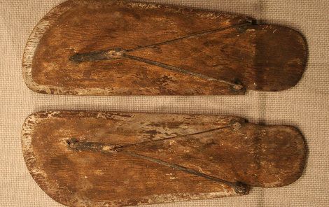 Dřevěné žabky z egyptského Abúsíra z 9. až 10. královské dynastie.