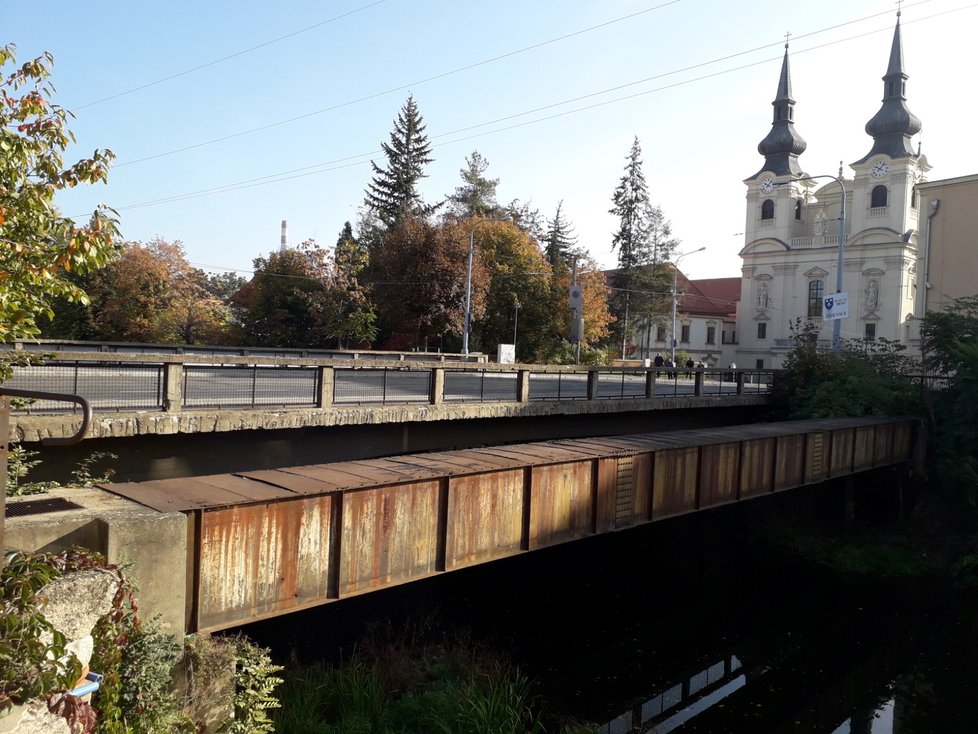 Uzavřený Zábrdovický most v Brně ze 40. let minulého století. Hrozil zřícením.