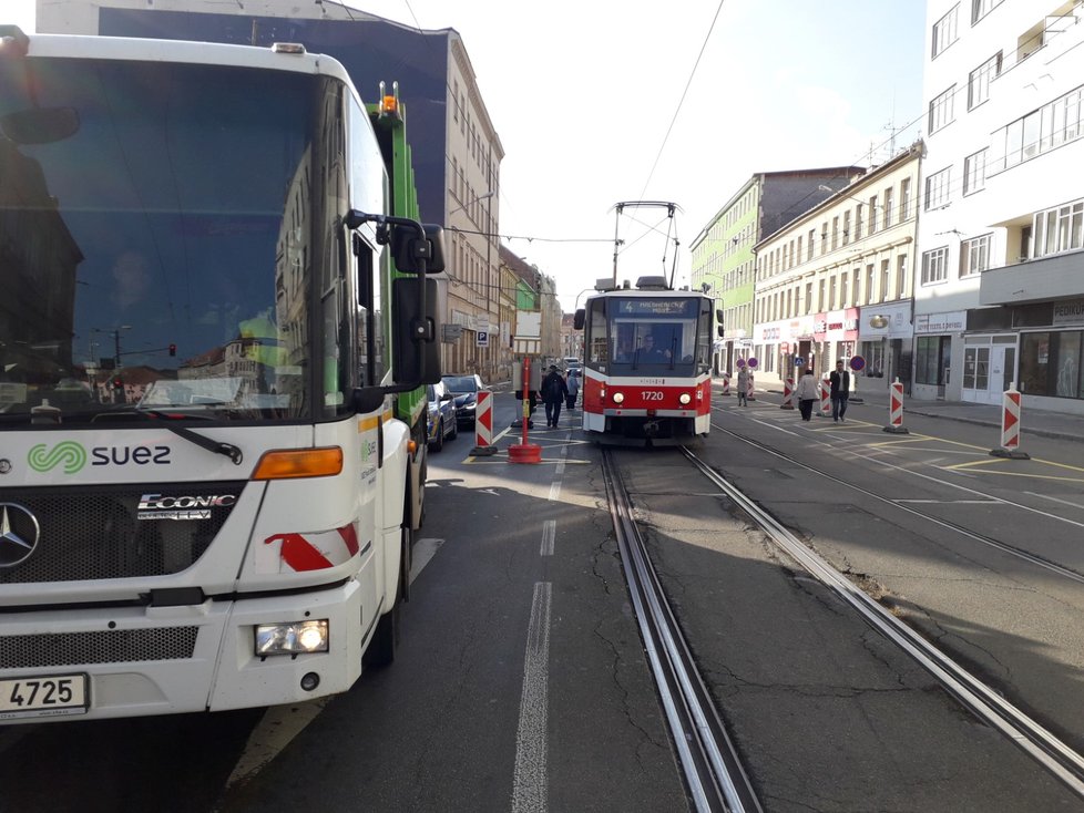 Prokličkovat na provizorní zastávku MHD Francouzská dá mezi auty na brněnském Cejlu docela fušku.