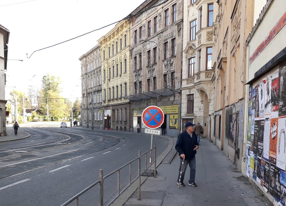 Pacienti o holích musejí chodit z Vojenské nemocnice na nejbližší spoj do centra Brna nejméně 400 metrů.