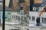 V Zábřehu házel muž ze střechy kameny. Policie musela centrum uzavřít. Po dvou hodinách muže zpacifikovala zásahovka.