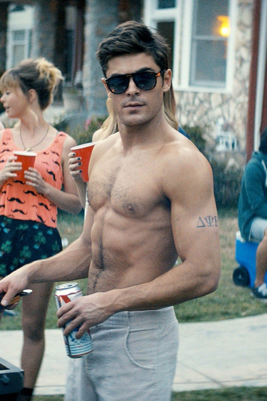 Zac při natáčení filmu &#34;Neighbors&#34;, které se muselo odložit kvůli jeho pobytu v léčebně.