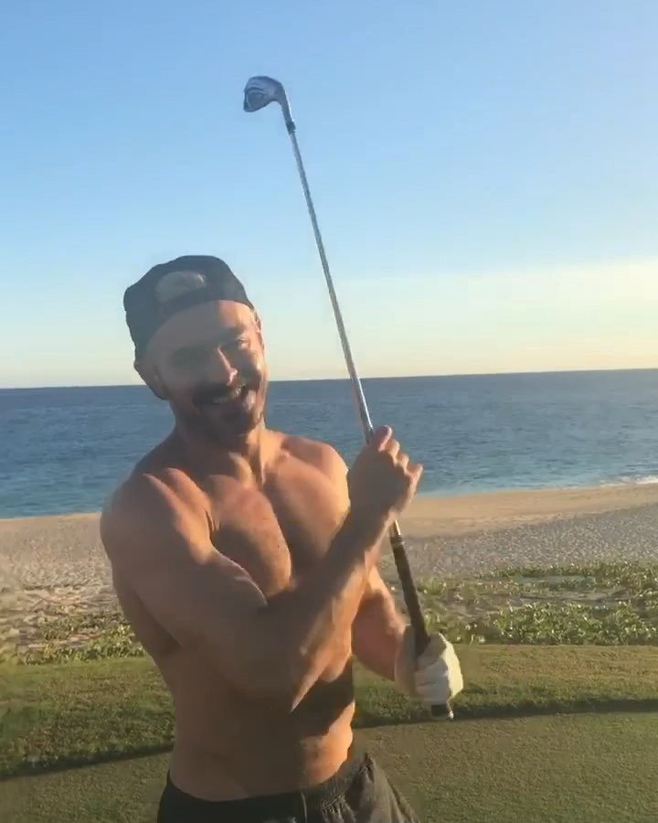 Zac Efron má rád golf.