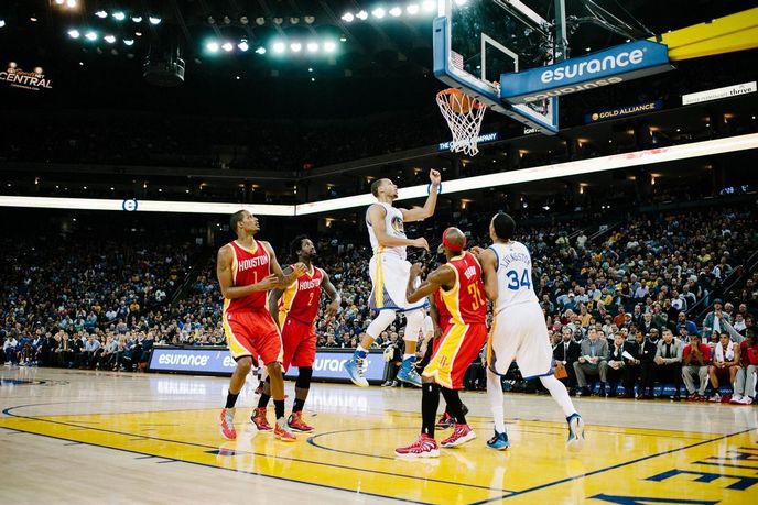 Začal nějak málo skákat. Sportovní zápasy jsou monitorovány a statistiky o hráčích se generují v reálném čase. Zápas Golden State Warriors proti Houston Rockets v Oracle Arena.